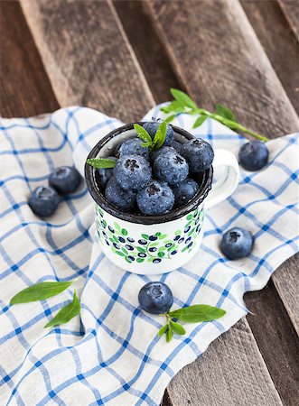 simsearch:400-06698338,k - Fresh blueberry in the mug on wooden table Stock Photo - Budget Royalty-Free & Subscription, Code: 400-07676029