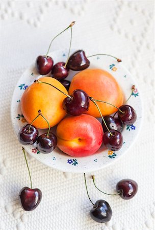 simsearch:400-08672192,k - Fresh apricot and cherry in a bowl on the table Photographie de stock - Aubaine LD & Abonnement, Code: 400-07676020