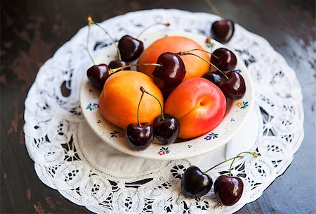 simsearch:400-05147624,k - Fresh apricot and cherry in a bowl on wooden table Foto de stock - Super Valor sin royalties y Suscripción, Código: 400-07676021