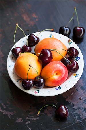 simsearch:400-08672192,k - Fresh apricot and cherry in a bowl on wooden table Photographie de stock - Aubaine LD & Abonnement, Code: 400-07676022