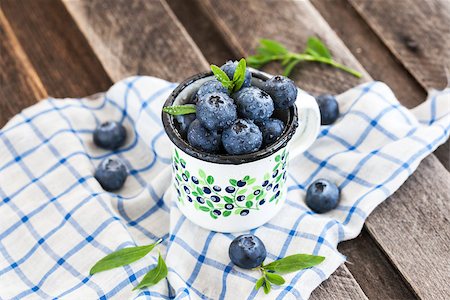 simsearch:400-06698338,k - Fresh blueberry in the mug on wooden table Stock Photo - Budget Royalty-Free & Subscription, Code: 400-07676030