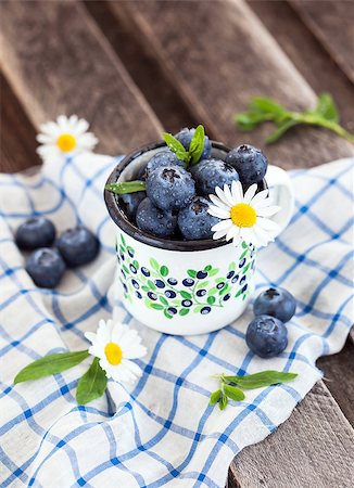 simsearch:400-06698338,k - Fresh blueberry in the mug on wooden table Stock Photo - Budget Royalty-Free & Subscription, Code: 400-07676031