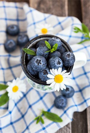 simsearch:400-06698338,k - Fresh blueberry in the mug on wooden table Stock Photo - Budget Royalty-Free & Subscription, Code: 400-07676032