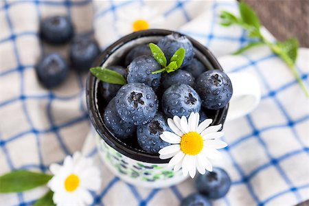 simsearch:400-06698338,k - Fresh blueberry in the mug on wooden table Stock Photo - Budget Royalty-Free & Subscription, Code: 400-07676033