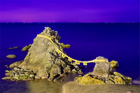 Meoto Iwa Rocks, Futami, Mie Prefecture, Japan. Known in  English as the "wedded rocks," they are considered sacred and represent husband and wife. Photographie de stock - Aubaine LD & Abonnement, Code: 400-07676585