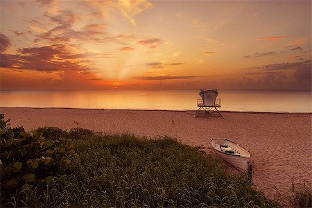 simsearch:400-07625542,k - Tropical beach at beautiful sunrise. Nature background with lifeguard station and boat at Palm Beach, Florida, United States. Foto de stock - Super Valor sin royalties y Suscripción, Código: 400-07676664