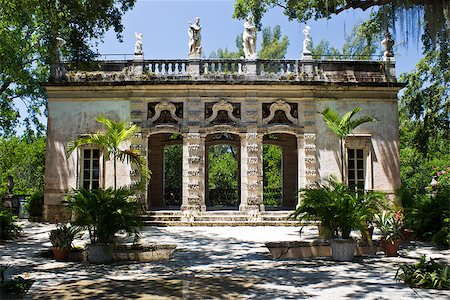 Building in an ornamental garden Foto de stock - Super Valor sin royalties y Suscripción, Código: 400-07676938