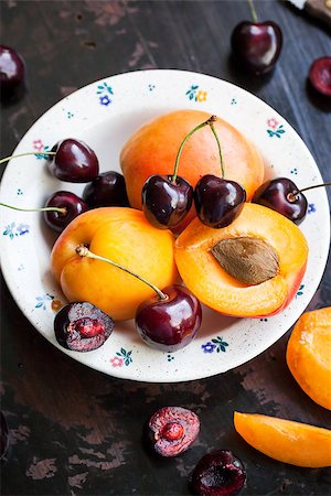 simsearch:400-05147624,k - Fresh apricot and cherry in a bowl on wooden table Foto de stock - Super Valor sin royalties y Suscripción, Código: 400-07677258