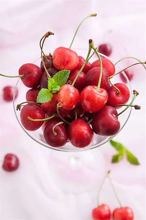 simsearch:400-08672192,k - Fresh cherry in a glass, close up Photographie de stock - Aubaine LD & Abonnement, Code: 400-07677250
