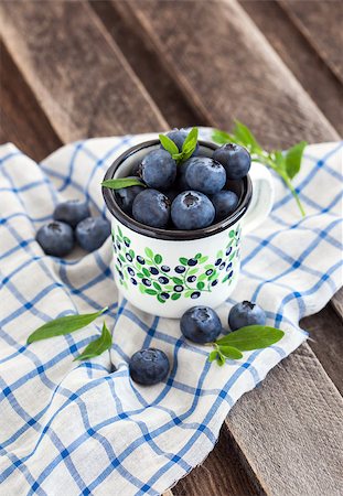 simsearch:400-06698338,k - Fresh blueberry in the mug on wooden table Stock Photo - Budget Royalty-Free & Subscription, Code: 400-07677267