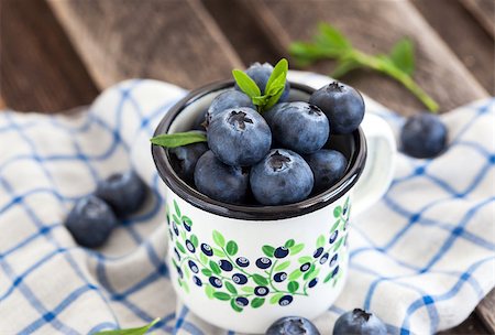 simsearch:400-06698338,k - Fresh blueberry in the mug on wooden table Stock Photo - Budget Royalty-Free & Subscription, Code: 400-07677268