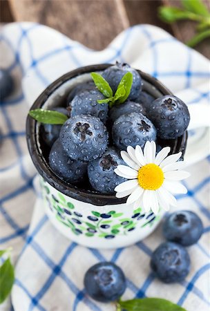 simsearch:400-06698338,k - Fresh blueberry in the mug on wooden table Stock Photo - Budget Royalty-Free & Subscription, Code: 400-07677269