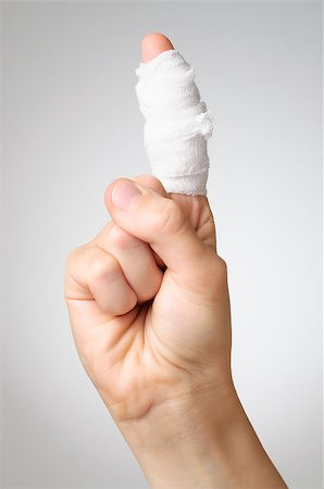 simsearch:400-07669067,k - Injured painful finger with white gauze bandage Fotografie stock - Microstock e Abbonamento, Codice: 400-07677464