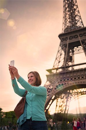 eelnosiva (artist) - mature woman taking a selfie with the eiffel tower paris Foto de stock - Royalty-Free Super Valor e Assinatura, Número: 400-07677861