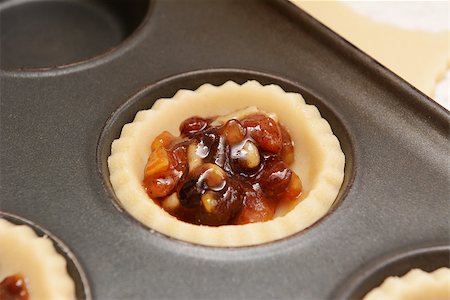simsearch:400-06693299,k - Close up of traditional mincemeat in pastry shell to make a mince pie Foto de stock - Super Valor sin royalties y Suscripción, Código: 400-07677938