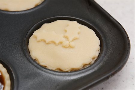 simsearch:400-06693299,k - Closeup of mince pie ready for the oven with pastry holly leaf decoration Stockbilder - Microstock & Abonnement, Bildnummer: 400-07677941