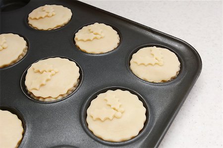 simsearch:400-06693299,k - Mince pies in a bun tin ready for the oven, with pastry holly leaf decoration Stockbilder - Microstock & Abonnement, Bildnummer: 400-07677942