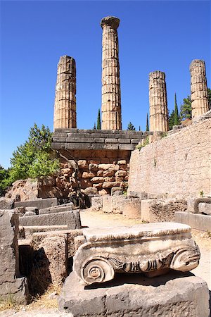 simsearch:400-07833653,k - Ancient column and ruins of Temple of Apollo in the archaeological site of Delphi, Greece Stockbilder - Microstock & Abonnement, Bildnummer: 400-07678497