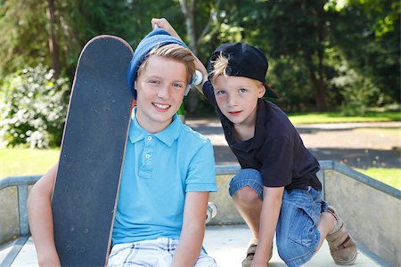 simsearch:400-05260723,k - Cool young boys outdoor with skateboard Foto de stock - Super Valor sin royalties y Suscripción, Código: 400-07678554