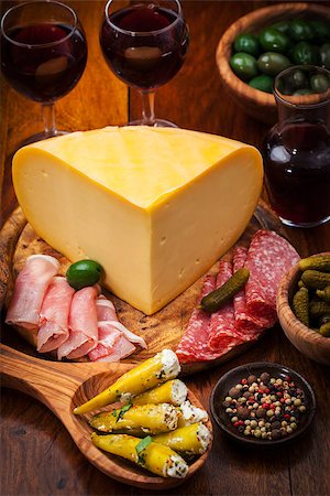 simsearch:400-06082979,k - Antipasto catering platter with salami and cheese Photographie de stock - Aubaine LD & Abonnement, Code: 400-07678565