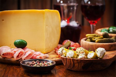 simsearch:400-06082979,k - Antipasto catering platter with salami and cheese Photographie de stock - Aubaine LD & Abonnement, Code: 400-07678563