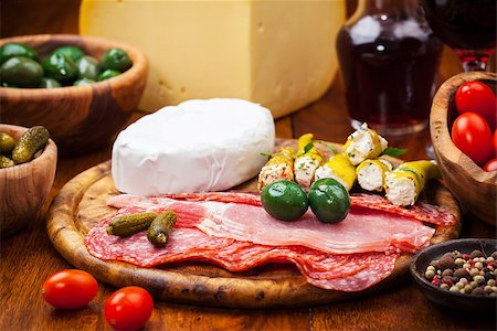 simsearch:400-06082979,k - Antipasto catering platter with salami and cheese Photographie de stock - Aubaine LD & Abonnement, Code: 400-07678578
