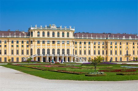 schloss schonbrunn - VIENNA, AUSTRIA - AUGUST 4, 2013: Schonbrunn Palace royal residence on August 4, 2013 in Vienna, Austria. Photographie de stock - Aubaine LD & Abonnement, Code: 400-07678607