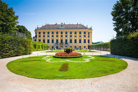 VIENNA, AUSTRIA - AUGUST 4, 2013: Schonbrunn Palace royal residence garden on August 4, 2013 in Vienna, Austria. Foto de stock - Super Valor sin royalties y Suscripción, Código: 400-07678602