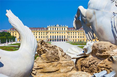 simsearch:400-05014452,k - AUSTRIA, VIENNA - AUGUST 4,2013: View on Gloriette and Neptune fountain in Schonbrunn Palace, Vienna, Austria Foto de stock - Super Valor sin royalties y Suscripción, Código: 400-07678611