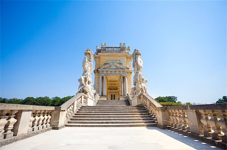 schloss schonbrunn - AUSTRIA, VIENNA - AUGUST 4, 2013: The Gloriette in Schoenbrunn Palace Garden, Vienna, Austria Foto de stock - Super Valor sin royalties y Suscripción, Código: 400-07678613