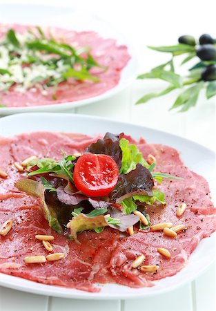 simsearch:400-05731277,k - Beef carpaccio with rucola and pine nuts Photographie de stock - Aubaine LD & Abonnement, Code: 400-07678641