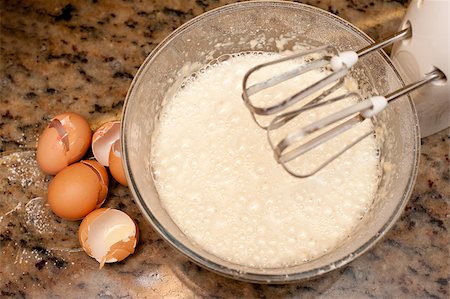 stockarch (artist) - View from above of broken eggshells and a frothy batter mix in a metal mixing bowl on an electric mixer with whisk attachments for baking Foto de stock - Royalty-Free Super Valor e Assinatura, Número: 400-07678854