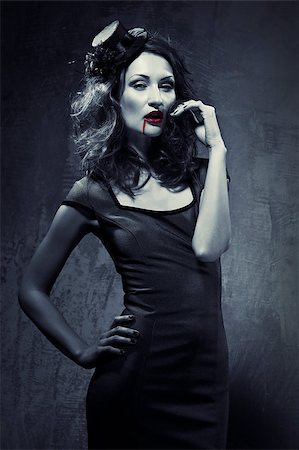 Black and white photo of seductive woman with blood on her lips Foto de stock - Super Valor sin royalties y Suscripción, Código: 400-07679104