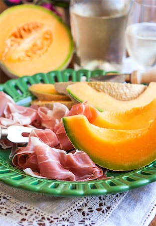 simsearch:400-08070576,k - Prosciutto with melon.Traditional Italian appetizer. Foto de stock - Super Valor sin royalties y Suscripción, Código: 400-07679164