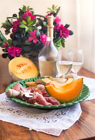 simsearch:400-08070576,k - Prosciutto with melon.Traditional Italian appetizer. Foto de stock - Super Valor sin royalties y Suscripción, Código: 400-07679165