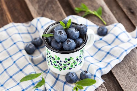 simsearch:400-06698338,k - Fresh blueberry in the mug on wooden table Stock Photo - Budget Royalty-Free & Subscription, Code: 400-07679167