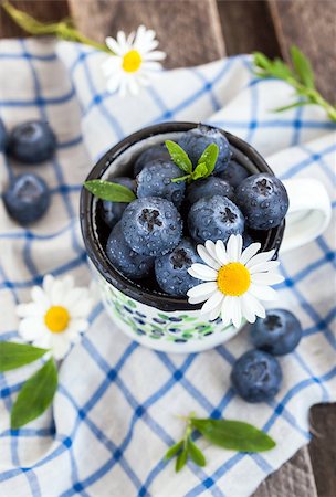 simsearch:400-06698338,k - Fresh blueberry in the mug on wooden table Stock Photo - Budget Royalty-Free & Subscription, Code: 400-07679168