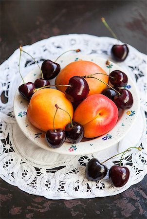 simsearch:400-08672192,k - Fresh apricot and cherry in a bowl on wooden table Photographie de stock - Aubaine LD & Abonnement, Code: 400-07679162