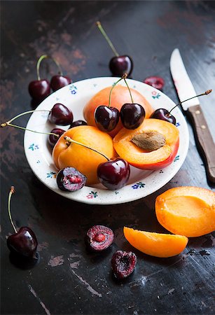 simsearch:400-08672192,k - Fresh apricot and cherry in a bowl on wooden table Photographie de stock - Aubaine LD & Abonnement, Code: 400-07679163
