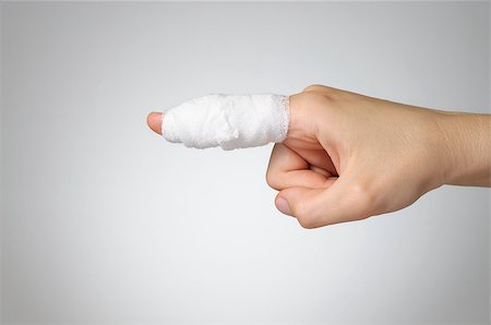 simsearch:400-07831838,k - Injured painful finger with white gauze bandage Foto de stock - Royalty-Free Super Valor e Assinatura, Número: 400-07679243