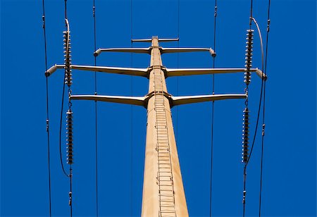 Looking up concrete electrical tower with cables and insulators against blue sky. Fotografie stock - Microstock e Abbonamento, Codice: 400-07679318