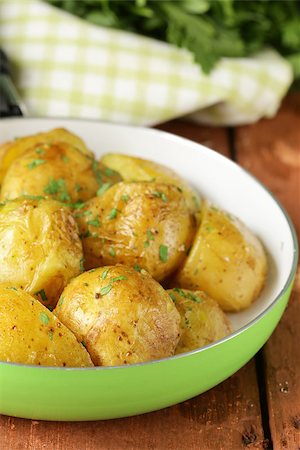 simsearch:400-07679790,k - tasty baked potatoes with herbs in the pan Photographie de stock - Aubaine LD & Abonnement, Code: 400-07679776