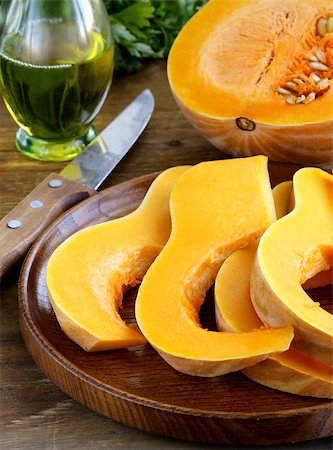 simsearch:400-05714074,k - fresh raw pumpkin sliced on a wooden table Photographie de stock - Aubaine LD & Abonnement, Code: 400-07679789