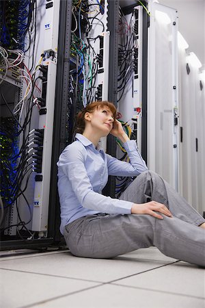 simsearch:400-07684490,k - Stressed technician sitting on floor beside open server in large data center Foto de stock - Super Valor sin royalties y Suscripción, Código: 400-07684492