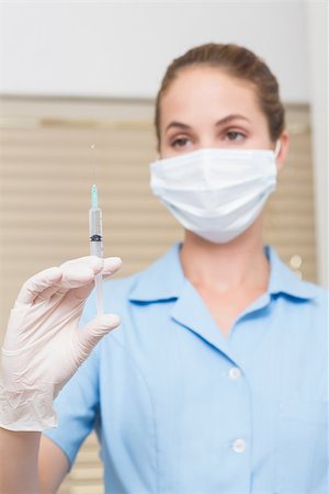 simsearch:400-07941454,k - Dental assistant holding injection looking at it at the dental clinic Stockbilder - Microstock & Abonnement, Bildnummer: 400-07685119