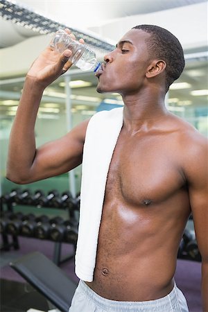 simsearch:400-07925663,k - Young shirtless man drinking water at the gym Stockbilder - Microstock & Abonnement, Bildnummer: 400-07687892