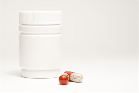 simsearch:400-07681009,k - medical pills in laboratory near white container on white table Stockbilder - Microstock & Abonnement, Bildnummer: 400-07681005