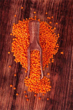 simsearch:400-08432465,k - Red lentils on wooden spoon on dark wooden background. Healthy legume eating. Foto de stock - Super Valor sin royalties y Suscripción, Código: 400-07681120