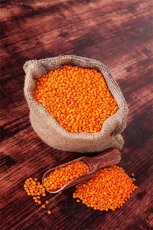 simsearch:400-08432465,k - Red lentils in burlap sack with wooden spoon on dark wooden background. Healthy cooking. Foto de stock - Super Valor sin royalties y Suscripción, Código: 400-07681121