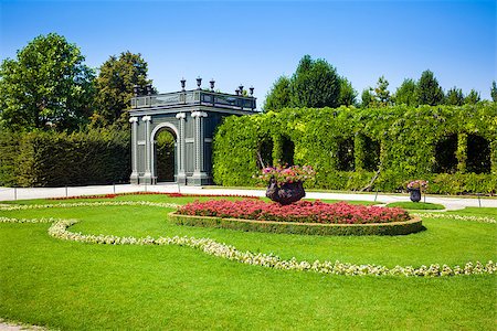 schloss schonbrunn - VIENNA, AUSTRIA - AUGUST 4, 2013: Gazebo inside a floral garden on August 4, 2013 in Vienna, Austria. Foto de stock - Super Valor sin royalties y Suscripción, Código: 400-07681666